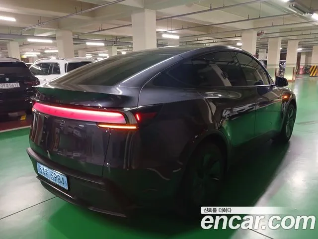 Tesla Model Y — фото 10