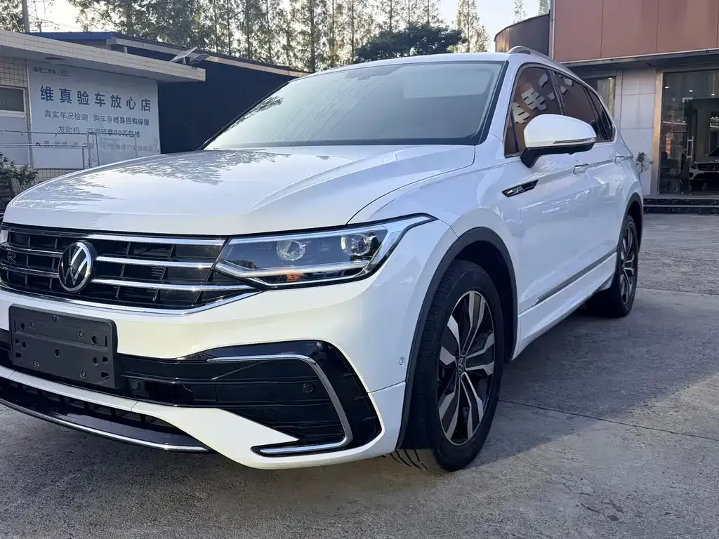Volkswagen Tiguan L — фото 1