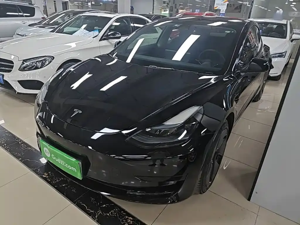 Tesla Model 3 — фото 1