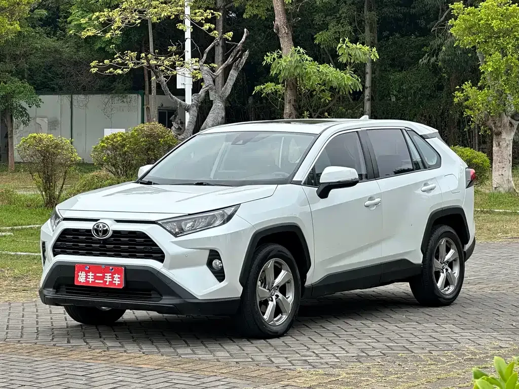 Toyota RAV4 — фото 1