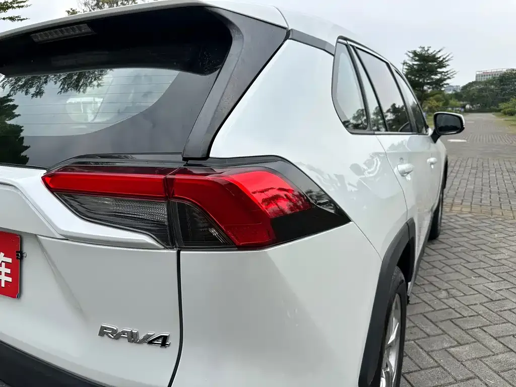 Toyota RAV4 — фото 4