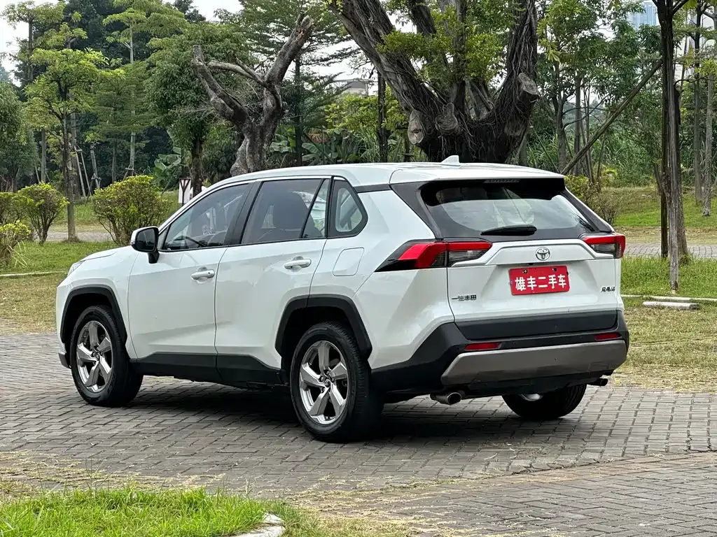 Toyota RAV4 — фото 8