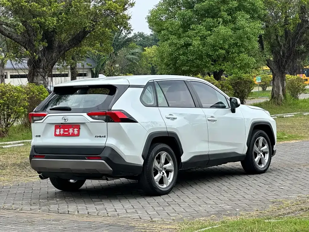 Toyota RAV4 — фото 10