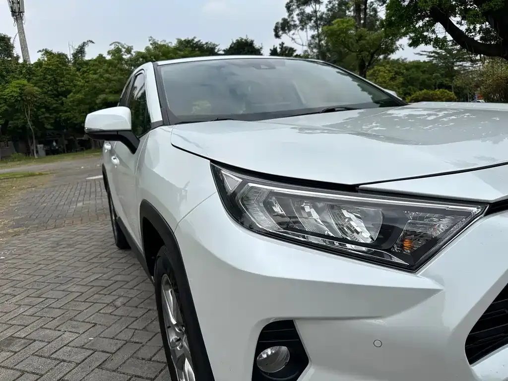 Toyota RAV4 — фото 6