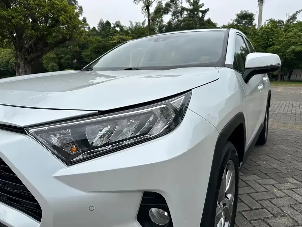 Toyota RAV4 — фото 3