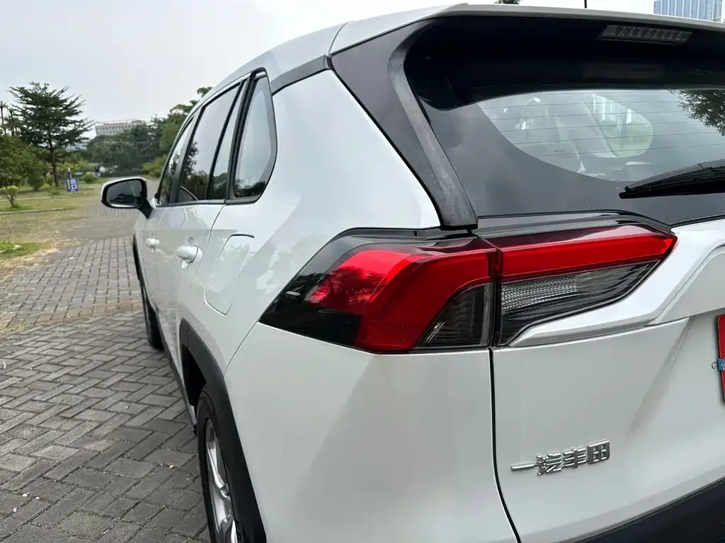 Toyota RAV4 — фото 2