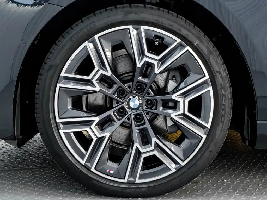 BMW 5 Series — фото 4