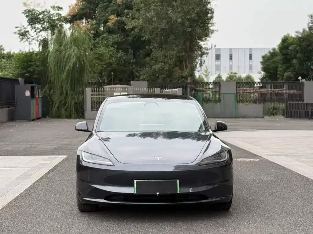 Tesla Model 3 — фото 1