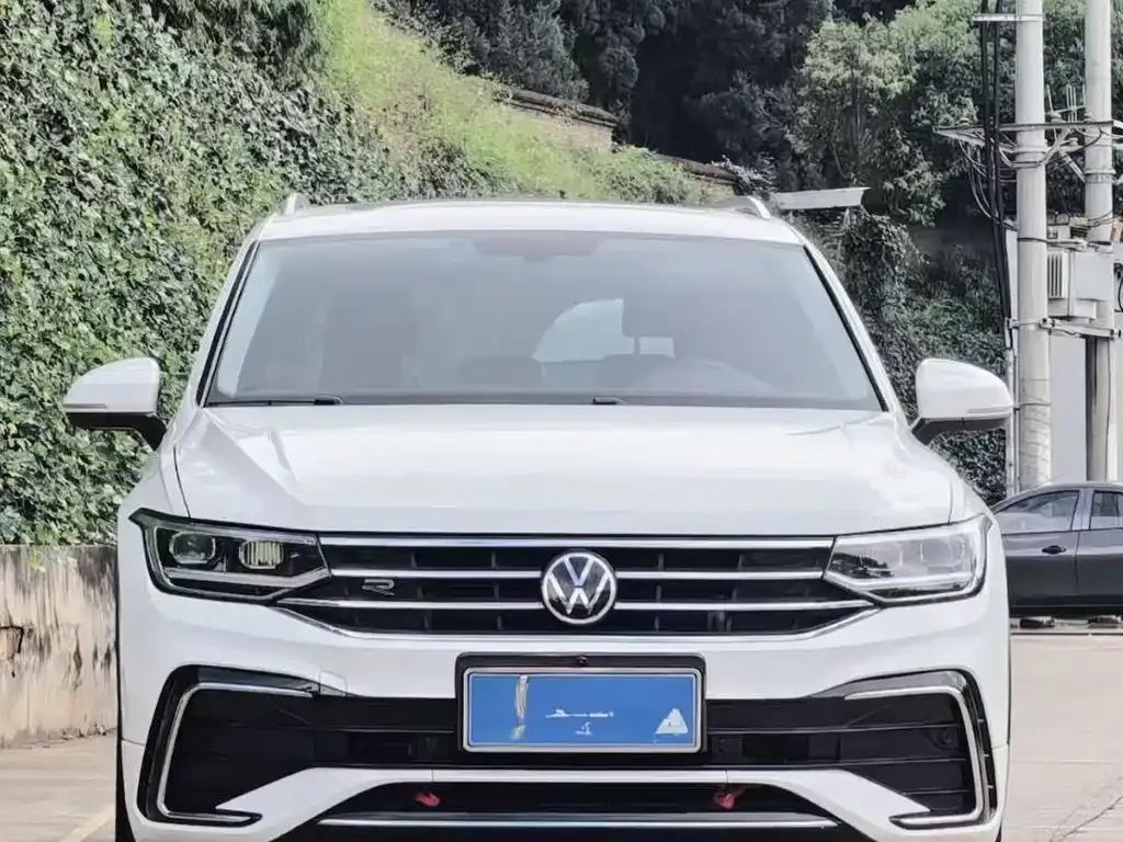 Volkswagen Tiguan L — фото 1