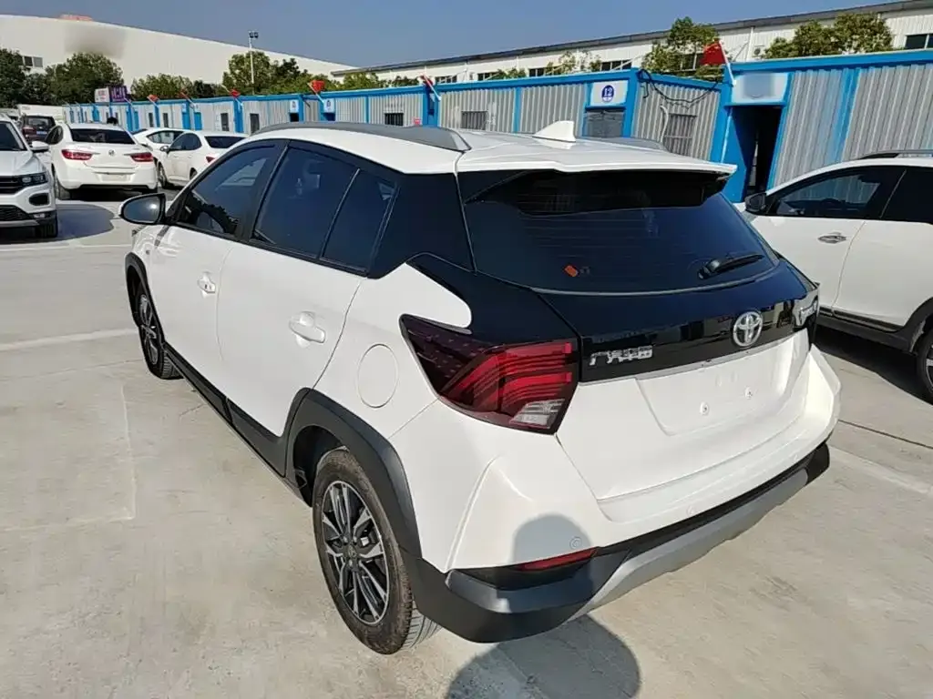 Toyota Yaris L — фото 7