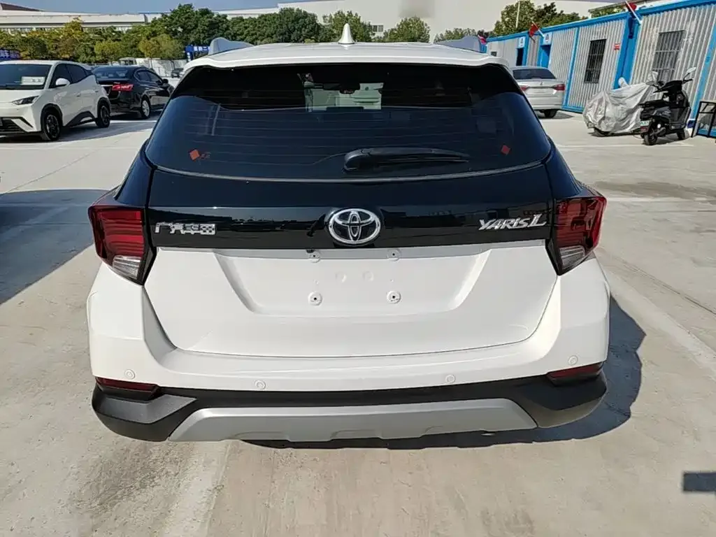 Toyota Yaris L — фото 8