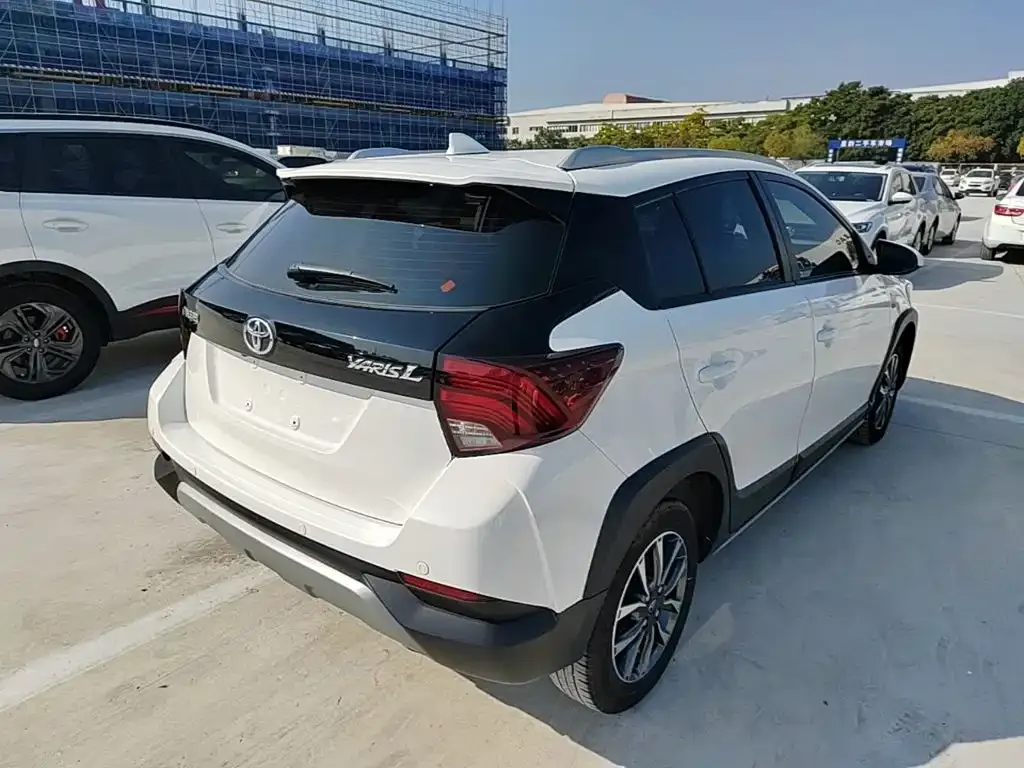 Toyota Yaris L — фото 1