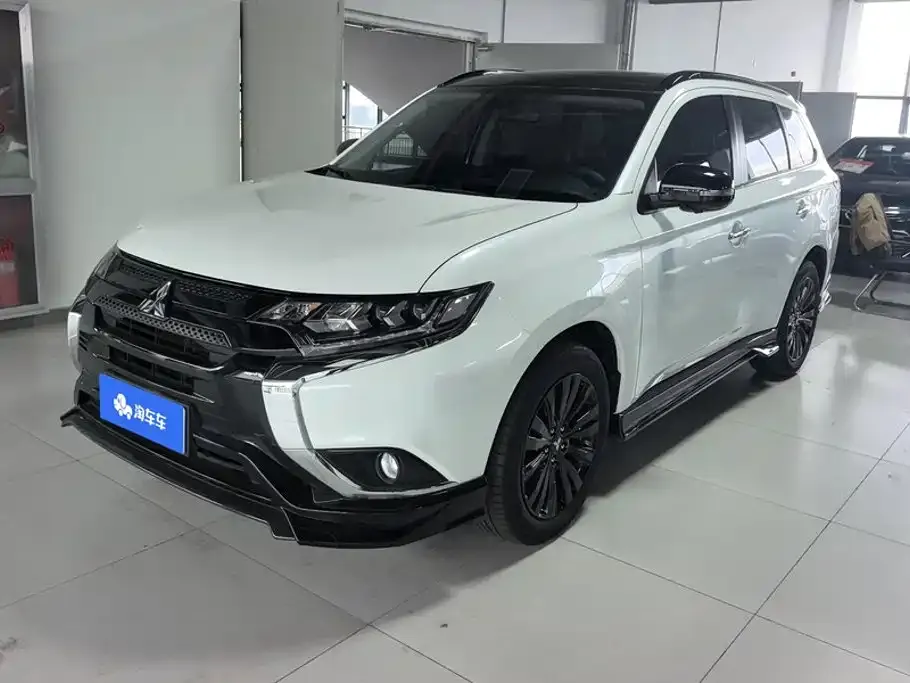 Mitsubishi Outlander — фото 1