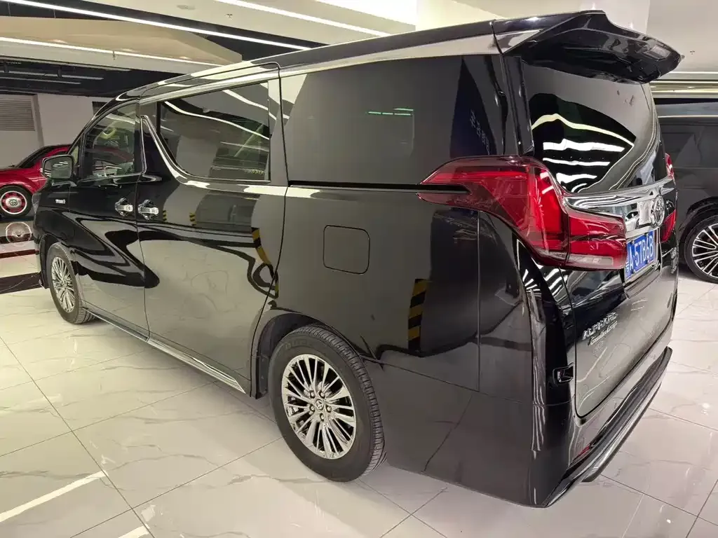 Toyota Alphard — фото 6