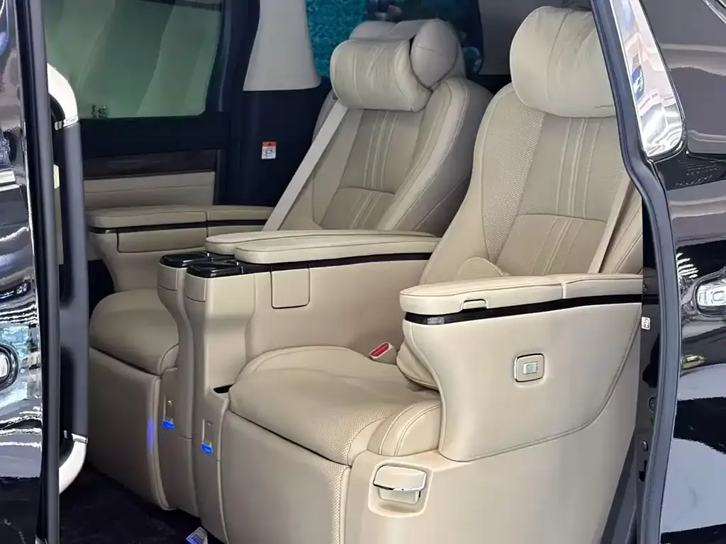 Toyota Alphard — фото 8