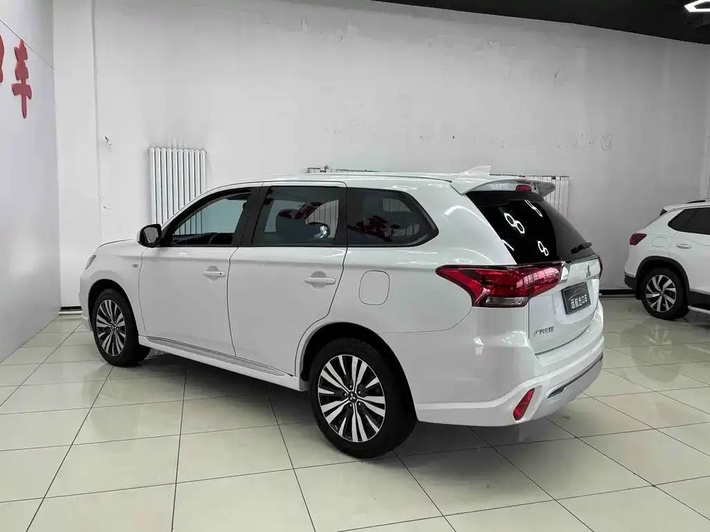 Mitsubishi Outlander — фото 2