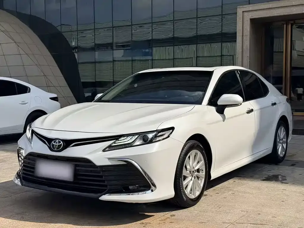 Toyota Camry — фото 1