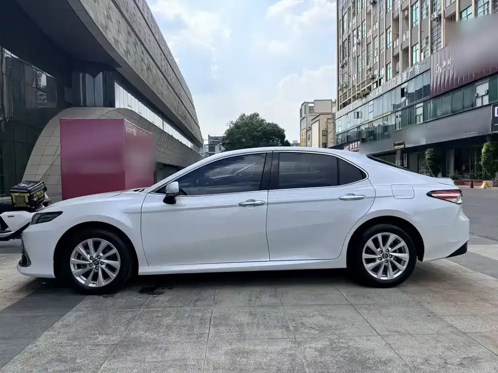 Toyota Camry — фото 2