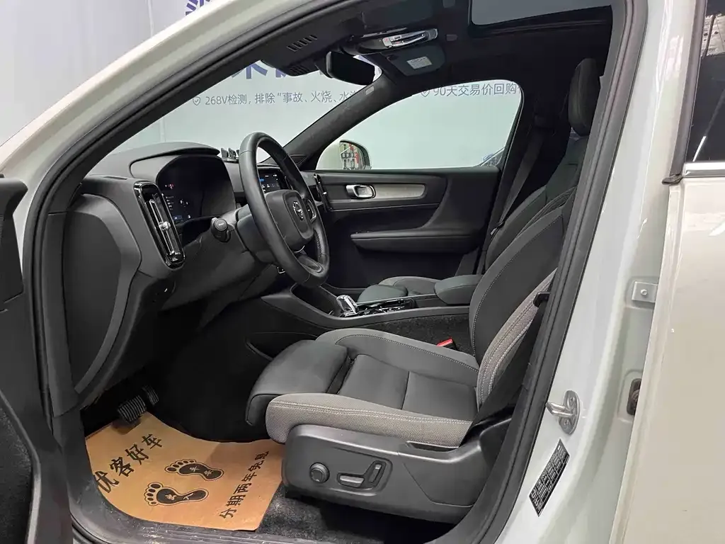 Volvo XC40 — фото 10