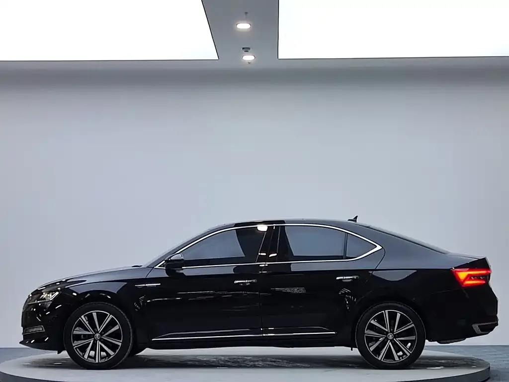 Skoda Superb — фото 7
