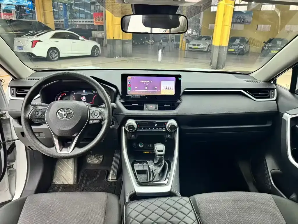 Toyota RAV4 — фото 9