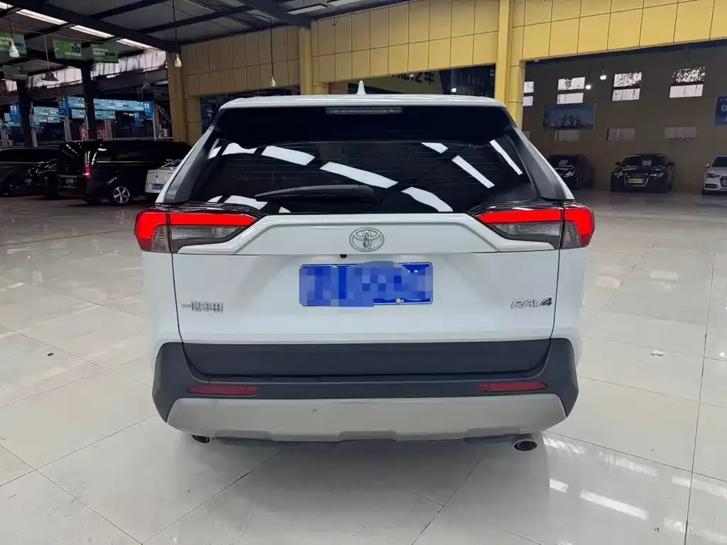Toyota RAV4 — фото 4