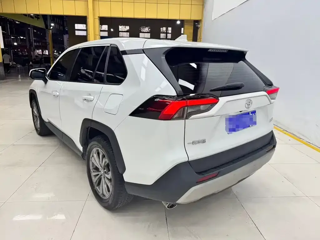 Toyota RAV4 — фото 8