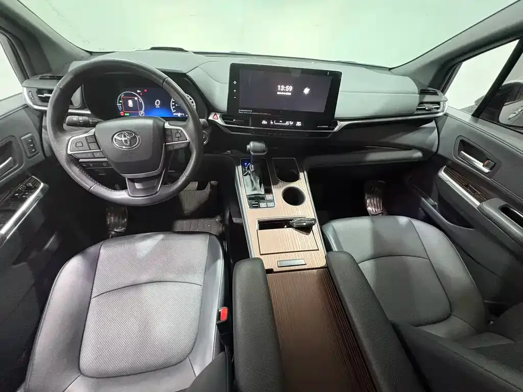 Toyota Granvia — фото 8