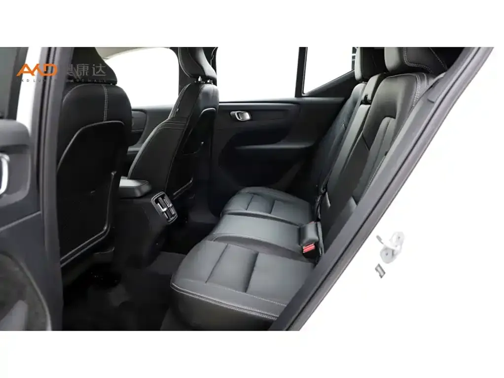 Volvo XC40 — фото 9