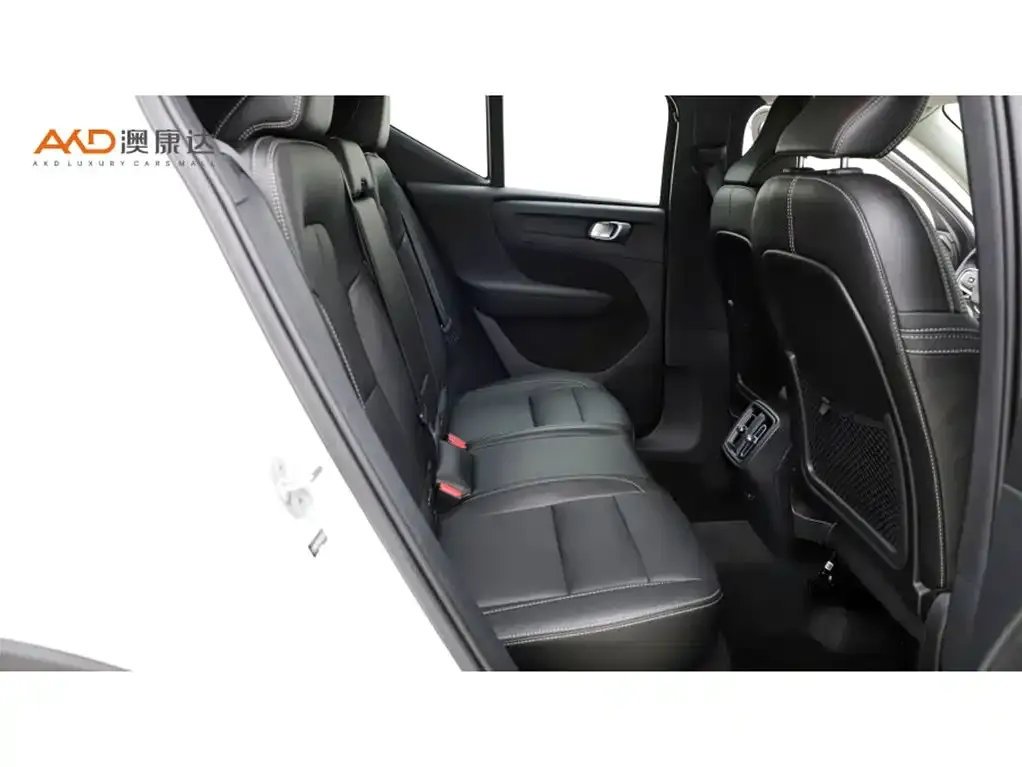 Volvo XC40 — фото 10