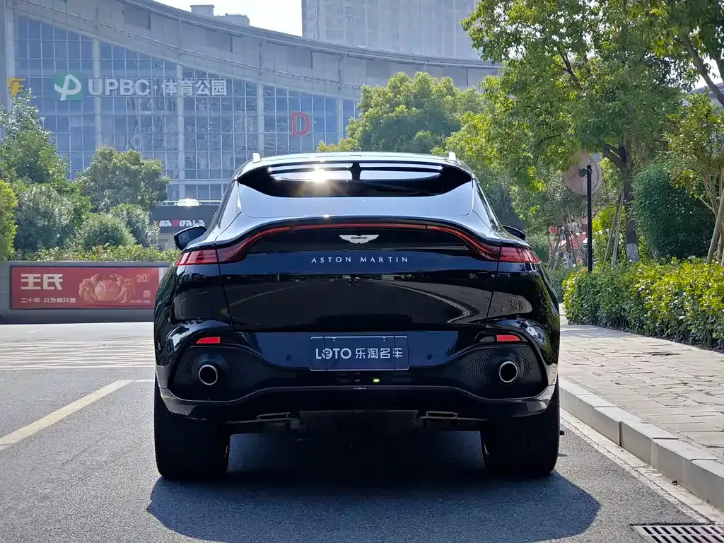 Aston Martin DBX — фото 10