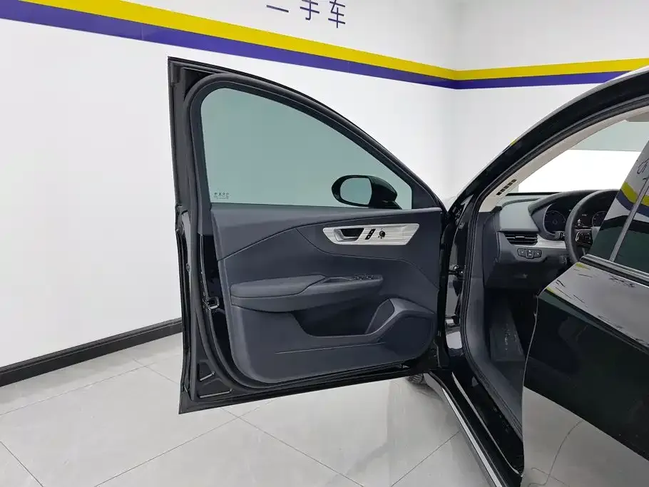 Hongqi E-QM5 — фото 2