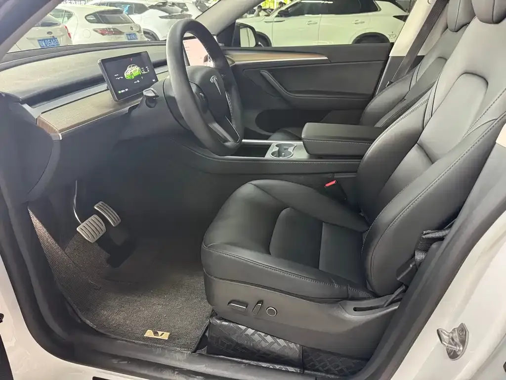 Tesla Model Y — фото 10