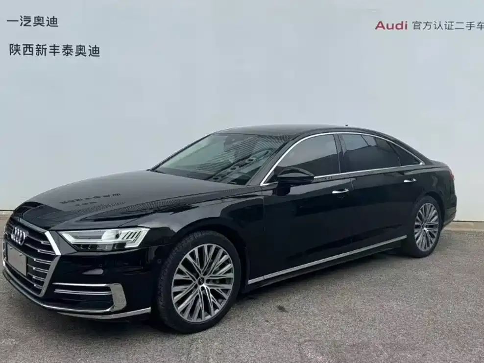 Audi A8 — фото 1