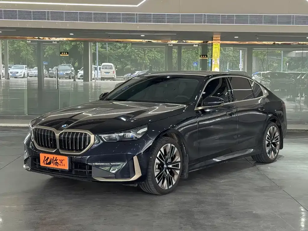 BMW 5 Series — фото 1
