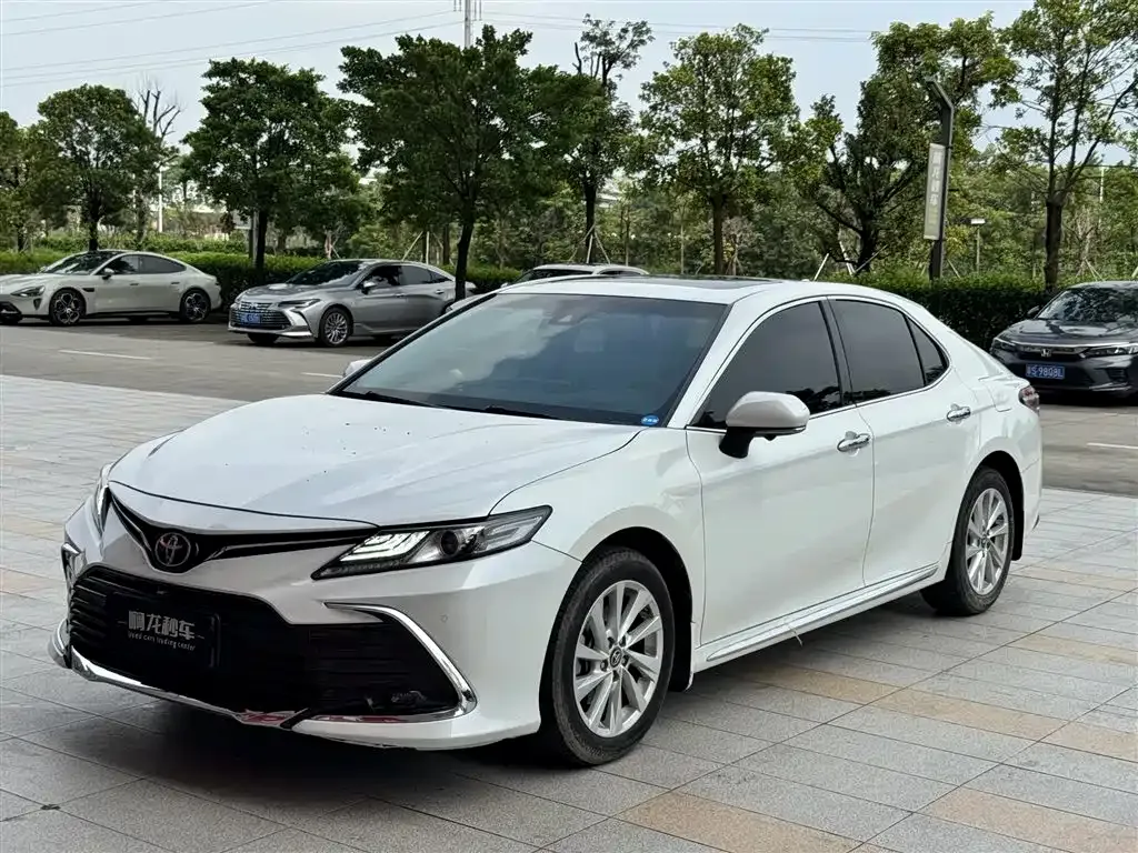 Toyota Camry — фото 1