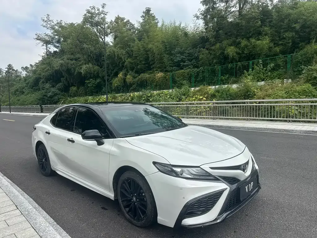 Toyota Camry — фото 1