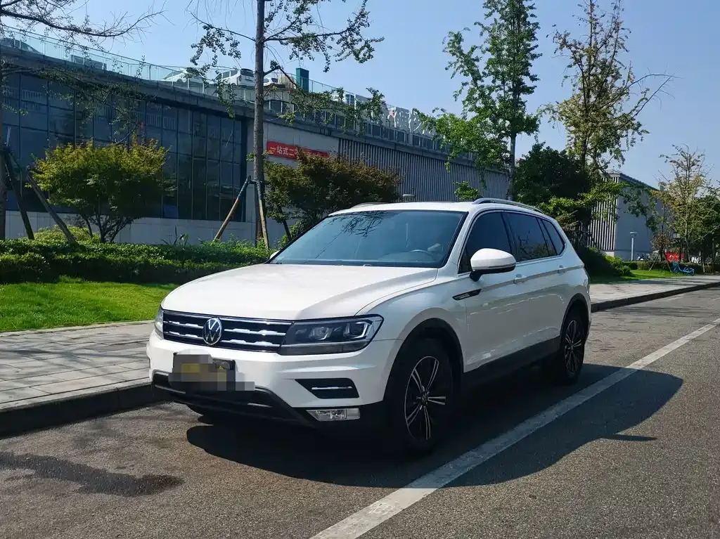 Volkswagen Tiguan L — фото 1