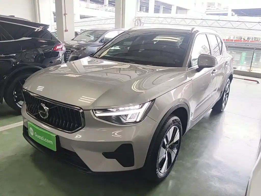 Volvo XC40 — фото 1