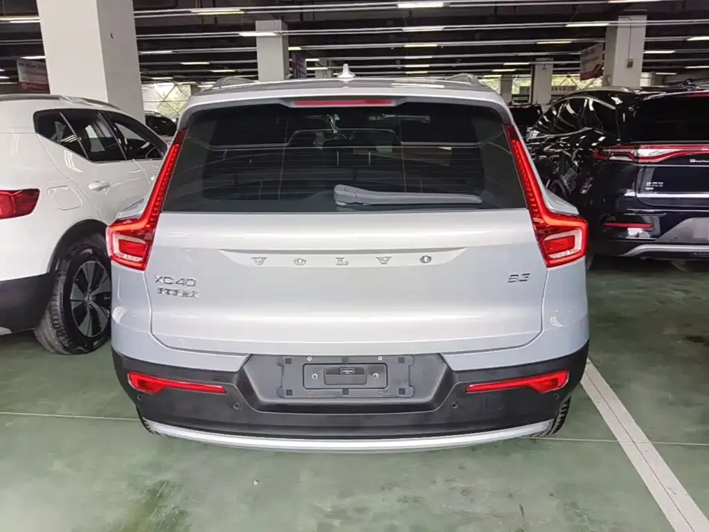 Volvo XC40 — фото 10