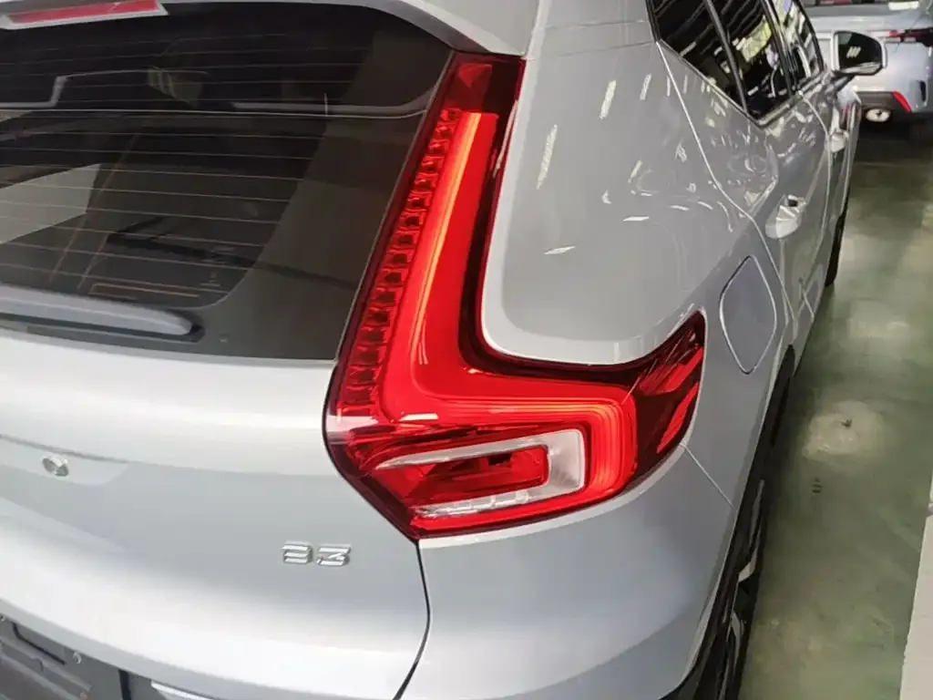 Volvo XC40 — фото 3