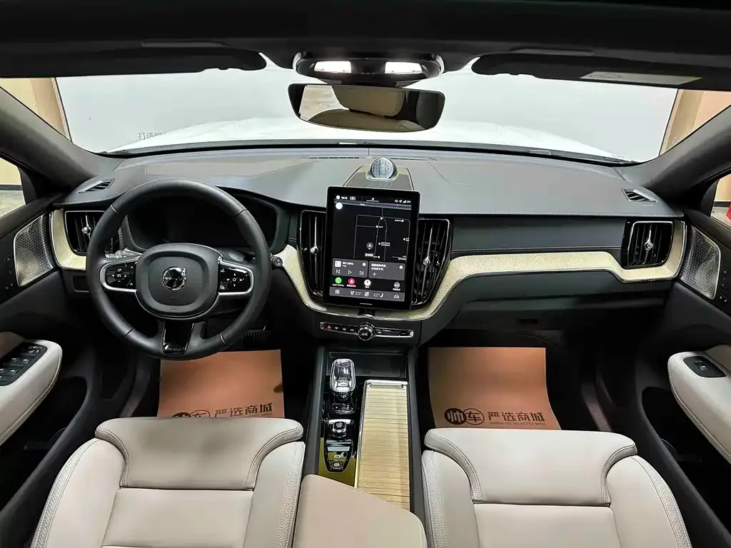 Volvo XC60 — фото 10