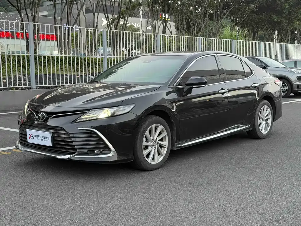Toyota Camry — фото 1