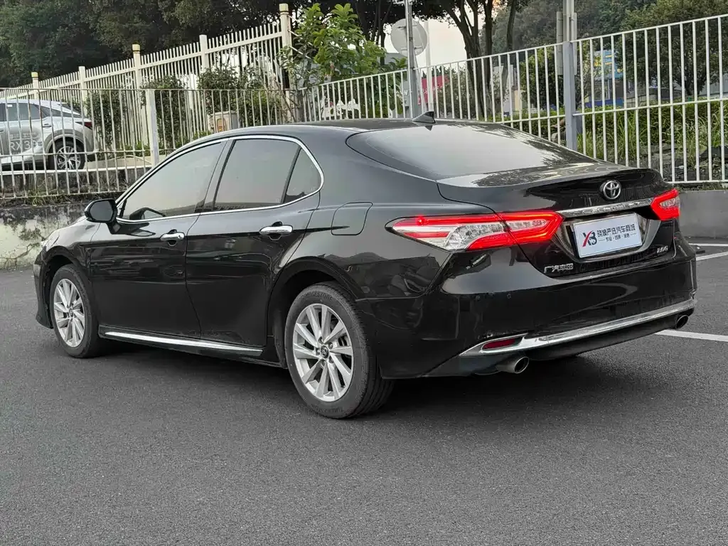 Toyota Camry — фото 10