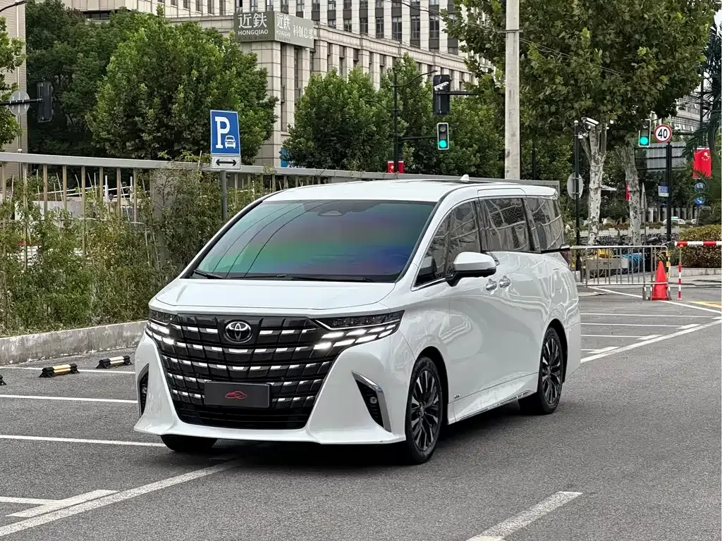 Toyota Alphard — фото 1