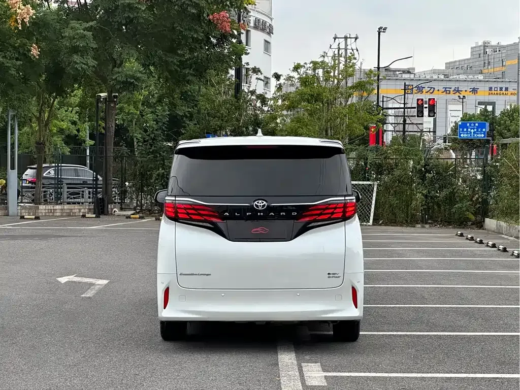 Toyota Alphard — фото 4