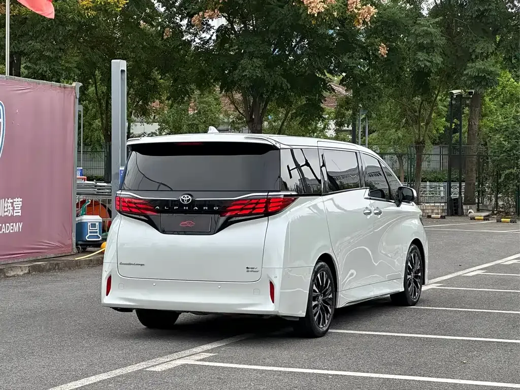 Toyota Alphard — фото 9