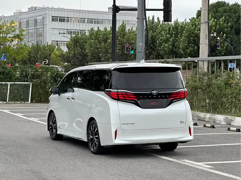 Toyota Alphard — фото 6