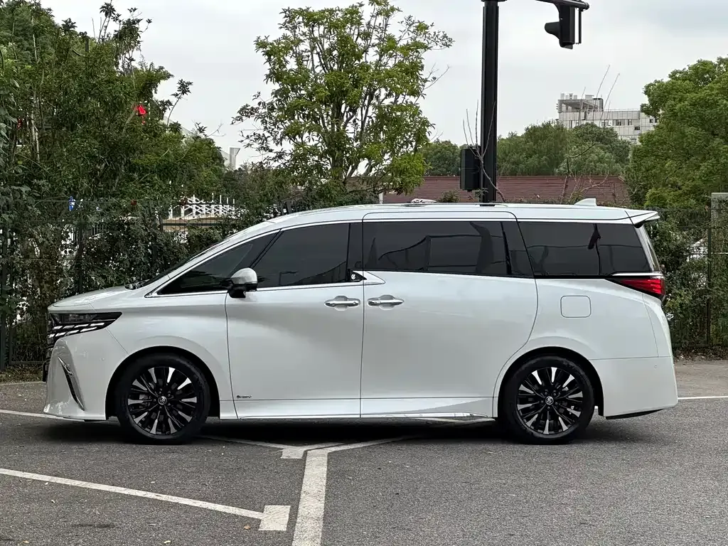Toyota Alphard — фото 5