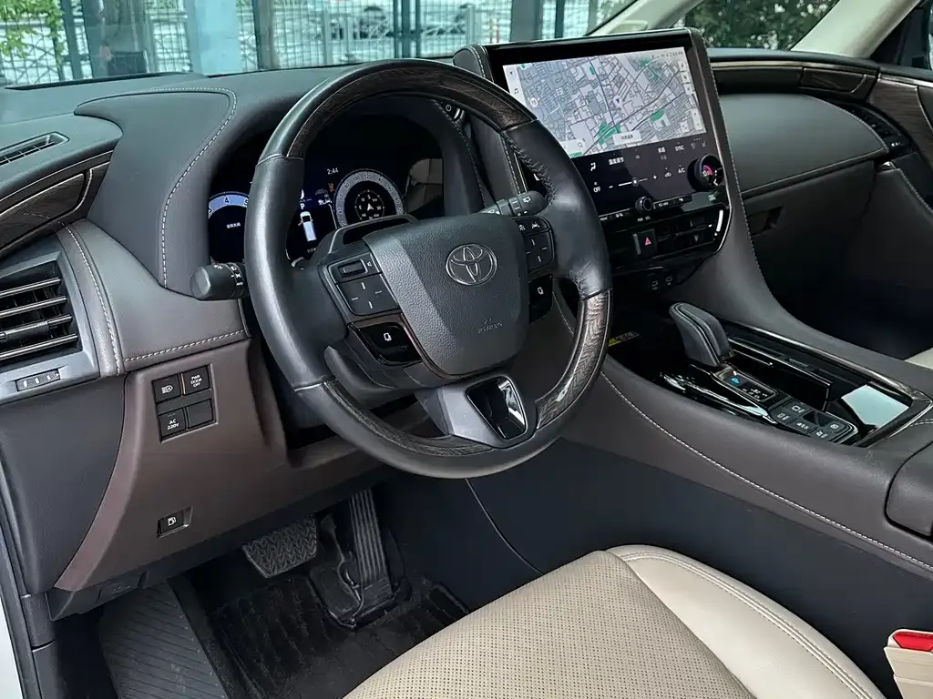 Toyota Alphard — фото 2